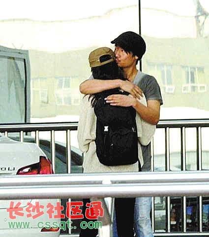 【組圖】湯唯與男友機(jī)場擁吻纏綿 甜蜜家照曝光